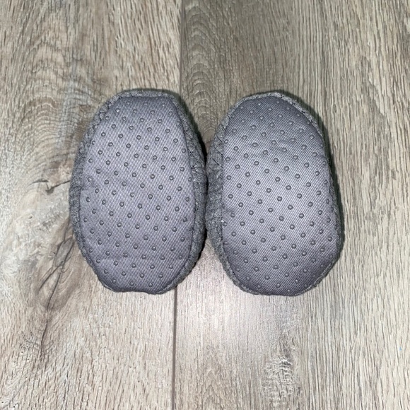 Old Navy Baby Slippers Quilted 3-6 Months Gray - Picture 7 of 13